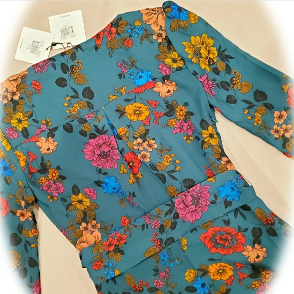 NEW: CASUAL V-NECK SKATER STYLE DRESS - Picture 5 of 8